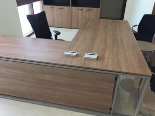 Cina Manajer menggunakan meja kantor bentuk L 3060 bingkai baja panel kayu kesederhanaan pemasok